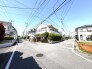 緑に囲まれた静かな街並みに、心地よい風が流れます。