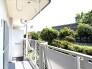 緑に囲まれた開放的な空間で、心地よい風を感じるひととき。
