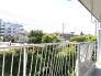 緑豊かな低層住宅街に囲まれ、穏やかな日常が広がる眺望。