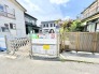 青空と緑に囲まれた、静かで落ち着いた佇まい。