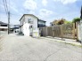 穏やかな空の下、趣のある門構えが迎える住まい