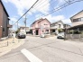 落ち着いた住宅街の中にあり、空の広がりを感じる穏やかな住環境が整っています。