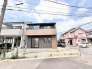 シックな色合いの外壁と木目調のアクセントが調和する、現代的で落ち着いた佇まいの住まいです。