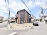 落ち着いた色合いの外壁が街並みに調和し、洗練された佇まいを感じさせる住まいです。