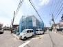 青いシートに包まれた建物が、新しい暮らしの始まりを予感させます。