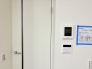 キッチン横にテレビモニター付きインターフォンと給湯器リモコンが設置。家事で忙しい時にも手の届きやすい位置です。