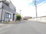 前面道路は広々しており、開放感があります。
