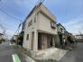 閑静な住宅街に佇む、穏やかな色合いの住まい