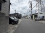 落ち着いた街並みに調和する、穏やかな佇まい。