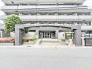 緑と花に彩られた、静かで落ち着いた佇まい