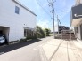 澄み渡る青空の下、静かな日常が広がる。