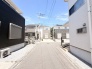 穏やかな空の下、静かに佇む住まい。