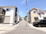 穏やかな青空の下、整然と並ぶ住宅街の心地よい風景。