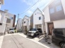 青空と白い建物が調和する、心地よい街並み。