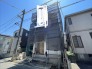 新しい住まいへと生まれ変わる過程を大切に見守りながら、完成後の景色に期待がふくらむ静かな佇まいです。