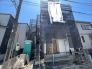 新しい住まいが完成へと向かう、静かな期待感と期待が膨らむ建築中の風景です。