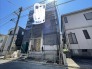 新しい暮らしが始まる期待感を胸に、細部まで丁寧に仕上げられていく建築中の穏やかな佇まいです。