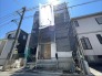 新しい暮らしの始まりを感じさせる、静かな佇まいの街並みに溶け込む一棟です。