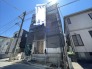 新しい生活の始まりを予感させる、丁寧に整えられていく住まいの外観です。