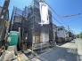 新しい暮らしの始まりを感じさせる、静かな住宅街に佇む建設中の住まい。