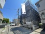 完成に向けて着実に歩みを進める住まいが、穏やかな住宅街の風景に溶け込んでいます。
