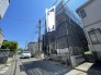 落ち着いた雰囲気の住宅街に位置し、新たな暮らしの始まりを予感させる静かな街並みが広がっています。
