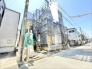 新たな暮らしに向けた準備が進み、完成後の姿が待ち遠しく感じられる落ち着いた街並みの一角です。
