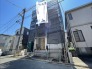 静かな住宅街に佇み、新しい暮らしの準備が整えられていく様子を感じさせる外観です。