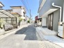 穏やかな日差しが、静かな街並みに柔らかな陰影を落とす