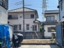 物件の裏の家の駐車場スペースからの写真です。駐車場になっているため、圧迫感がないですね。