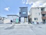 晴れやかな空と、都市の洗練されたデザインが調和する住まい