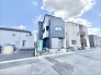 青空と白い雲、モダンな住まいが描く心地よい街並み