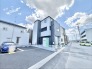 青空に広がる雲、穏やかな街並みに調和する住まい