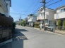 穏やかな住宅街の空気が流れる、落ち着きと静けさを湛えた日常の風景が広がっています。