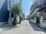 広い道路から物件に入っていく進入口です。