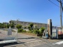 広い校庭の小学校ですね 500m