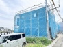 新しい暮らしの形が丁寧に築かれていく、完成への期待感が高まる静かな建築現場の風景です。