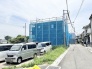 閑静な住宅街の一角で、完成に向けた期待感とともに着実に形作られていく新しい暮らしの舞台。