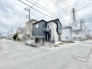 すっきりと洗練された色合いの外観が青空の下で美しく映える住まい