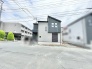 洗練されたモノトーンの外観が街並みに美しく映える落ち着いた佇まい。
