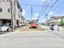 青空と緑に囲まれた、静かで落ち着いた街並みが広がります。