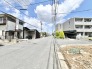 青空と雲が広がる、心地よい開放感のある街並み。
