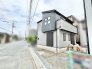 洗練されたモノトーンの外観が街並みに映える、落ち着いた佇まいの住まい。