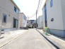 整然とした住宅が並び、穏やかで落ち着いた日常の風景が広がっています。