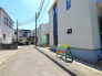 閑静な住宅街に佇む、空の広がりと落ち着いた街並みが心地よい住環境です。