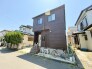 落ち着いた色合いのモダンな外観が、周囲の街並みと穏やかに調和する住まい。
