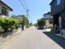 静かな住宅街が広がる、穏やかで落ち着いた日常を感じさせるすっきりとした街並みです。