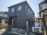 洗練されたダークトーンの外観が、落ち着いた街並みの中で確かな存在感を放ちます。