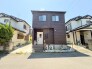 周囲の街並みと調和しながらも、落ち着いた佇まいが印象的なシックな外観デザインです。