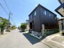 閑静な住宅街に佇む、落ち着いた色合いのファサードが街並みに静かに溶け込んでいます。